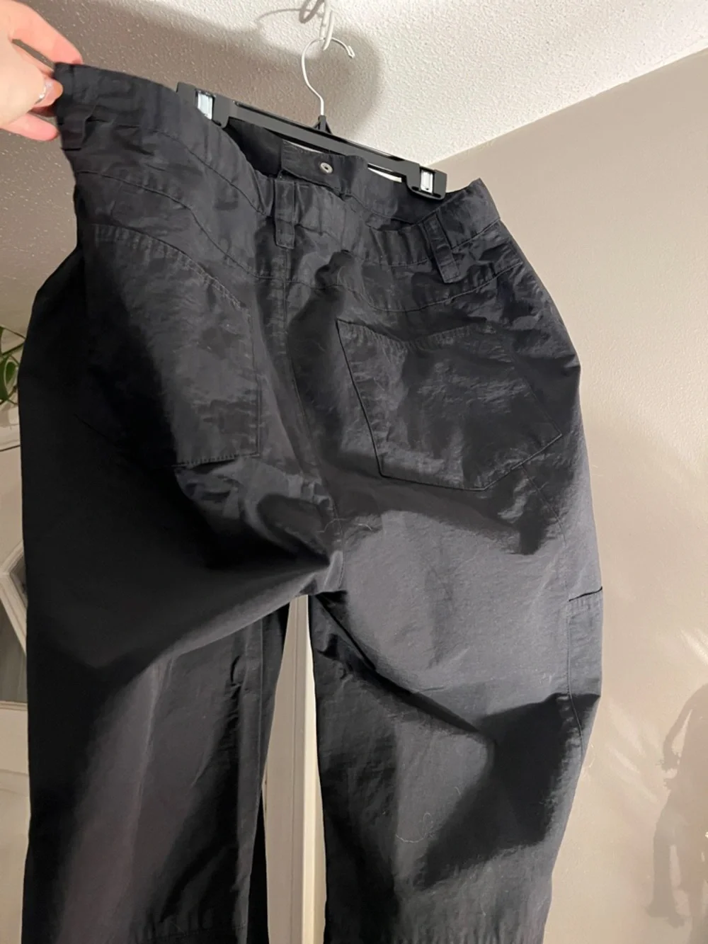 ALO Yoga Black Wide-Leg Track Pants with Cargo Pockets - Picture 4 of 4